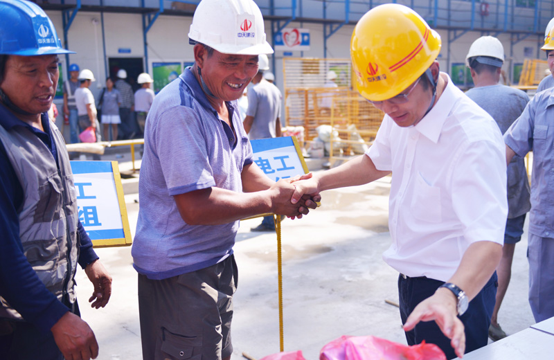 2019年7月24日，z6尊龙凯时北京集团慰问现场一线工人。