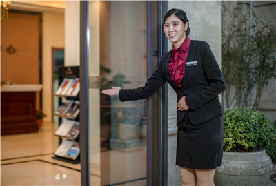 微笑在脸，服务记心