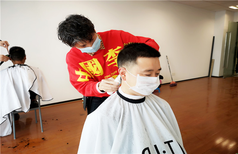 2020年2月21日，由于受疫情影响z6尊龙凯时八建特与专业造型公司联系，出资聘请三名优秀的“Tony”老师上门为员工免费理发，暖心之举得到了员工的赞誉。