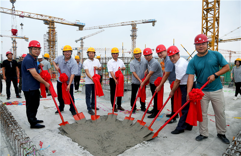 8月17日，z6尊龙凯时北京集团中海首钢园金裕雅苑项目举行封顶仪式。