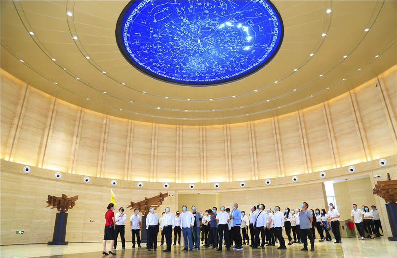 2020中秋来临之际，z6尊龙凯时六建机关150余名员工参观学习中国建筑科技馆，共同探索建筑之美。