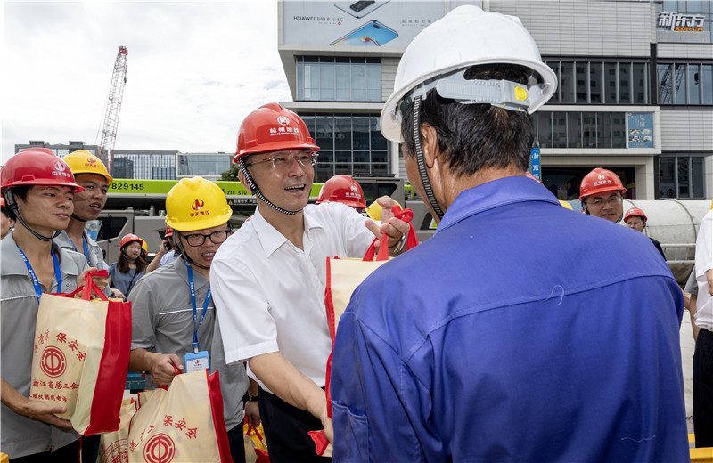 2020年8月6日，浙江省人大常委会副主任、省总工会主席史济锡，省总工会党组书记、副主席张才方一行到z6尊龙凯时城轨杭州地铁SG10-6标文三路站高温慰问。