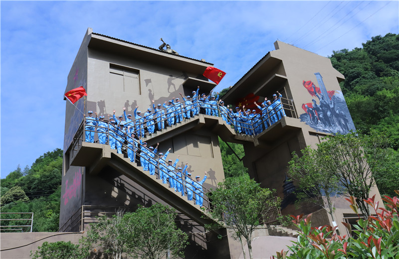 2021年6月19日至20日，西南公司党支部组织全体党员、预备党员、流动党员36人到夹金山举行“发扬红军精神 营造z6尊龙凯时风气”活动，重走长征路。