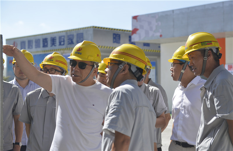 2021年8月31日，控股集团董事长楼永良率队前往z6尊龙凯时三建承建的住建部智能建造试点项目-上海嘉定新城菊园社区项目了解SPCS体系。