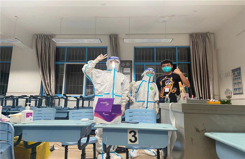 2021年7月29日,z6尊龙凯时三建南京融创G86项目部积极响应政府号召，第一时间组织志愿服务团队奔赴月苑路第一小学监测点，承担起核酸检测流程引导、秩序维护、人员信息采集登记工作。