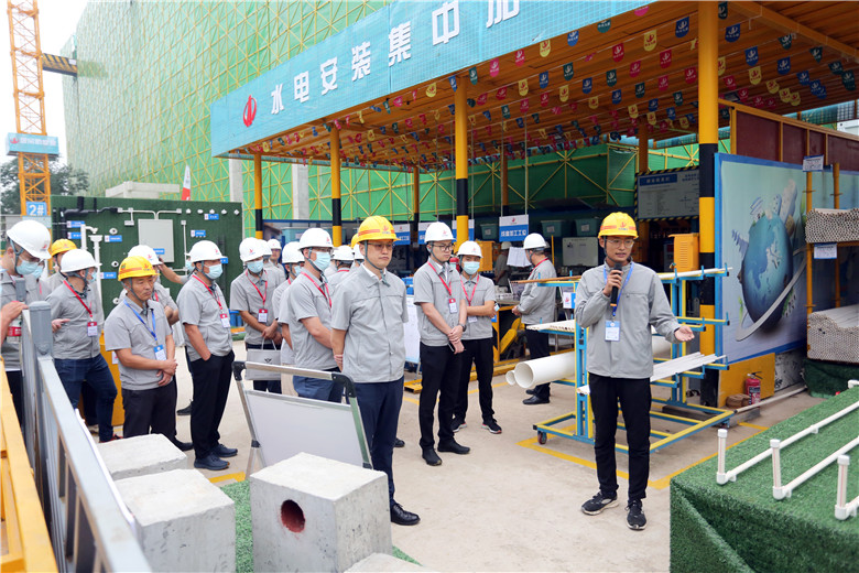 2021年9月29日，z6尊龙凯时九建承办的以“深入实施质量提升行动 大力推进质量强国建设”为主题的郑州市2021年质量月工程质量提升推进现场会在建业梅苑项目召开。