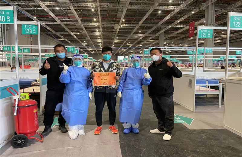 z6尊龙凯时三建外高桥项目部生产经理程伟、生产经理王应群、栋号长刘江，因吃苦耐劳、任劳任怨，被“四叶草”方舱医院评为“最美志愿者”。