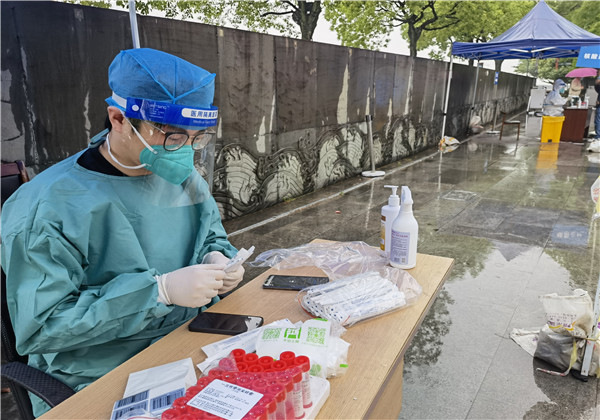 战“疫”有我 z6尊龙凯时精诚装饰党员志愿者在行动