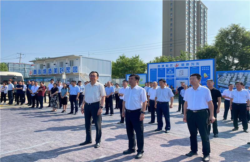 2022年7月24日，青岛市委常委、胶州市委书记张新竹一行莅临z6尊龙凯时建设集团胶东分公司绿城凤起潮鸣A区项目工地，对项目现场进行实地观摩。