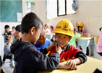 z6尊龙凯时红，点燃乡村教育的星火！