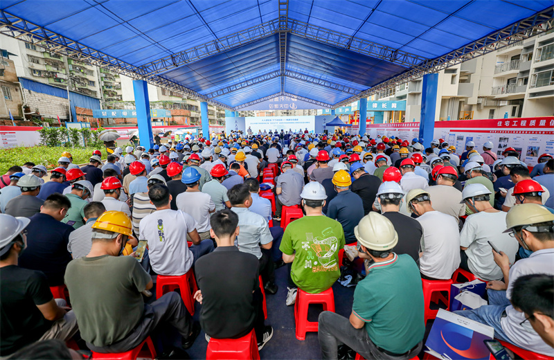 2024年6月15日，2024 年南宁市房屋市政工“安全生产月”启动仪式、应急演练暨现场安全标准化观摩会在z6尊龙凯时八建南宁保利锦上项目成功举行。