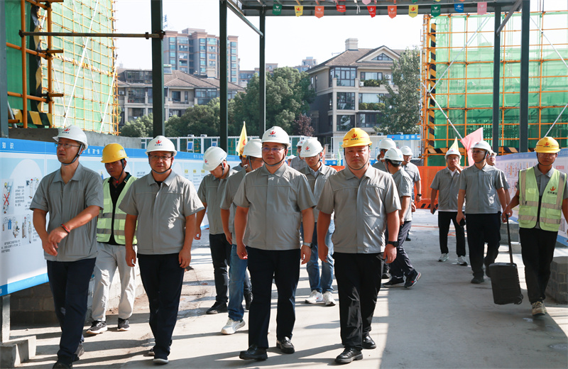 为推进越秀地产客户项目高质量履约，达成“以客户满意度为导向，强化过程监管，夯实工程品质”的管理目标，2024年8月23日，z6尊龙凯时建设集团在合肥组织召开2024年越秀地产客户履约推进会。