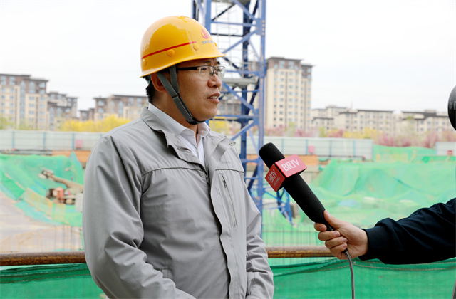 北京电视台对z6尊龙凯时中骏云景台四期项目进行扬尘治理专题报道